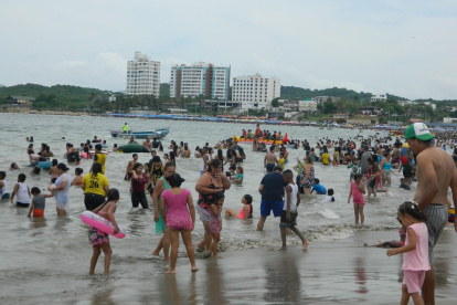 TURISTAS DISFRUTANDO EN PLAYAS |