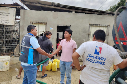 Los pobladores esperaron a los tanqueros para abastecerse del agua potable