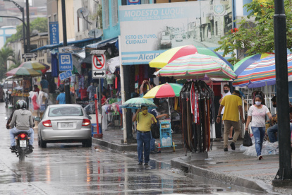 EL COMERCIO DE GUAYAQUIL SINTIÓ LOS EFECTOS DE LAS PROHIBICIONES DURANTE LAS FIESTAS DE NAVIDAD Y FIN DE AÑO |
GUAYAQUIL RECORRIDO POR LLUVIAS POR VARIOS PUNTOS DE LA CIUDAD PERIODISTA: JOSE PIZZA FECHA: 04/01/2021 Agencia (ag-extra)