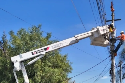 Personal de la EEQ realiza trabajos correctivos para restablecer el servicio eléctrico en el norte de la ciudad.