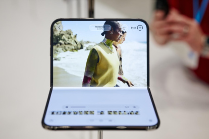 El iPhone Duo plegable de Apple se presentó durante un evento especial de Apple en el Teatro Steve Jobs en Apple Park en Cupertino, California.