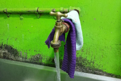 Interagua informó que el suministro de agua potable se restituye progresivamente en las 80 manzanas afectadas de Martha de Roldós.