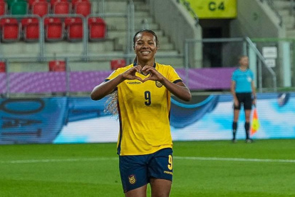 Doménica Arboleda celebra uno de sus goles con Ecuador en el Mundial Sub-20, una imagen que resume la alegría y el esfuerzo detrás de su camino en el fútbol.