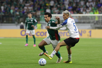 Lucas Evangelista (i) de Palmeiras disputa el balón con Sebastián González de Liga de Quito, en el duelo de Copa Libertadores.