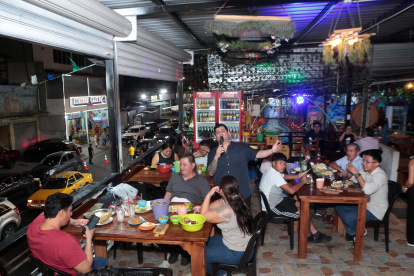 Personas comiendo y escuchando música en vivo en El Cangrejón D’Xavier, en Guayaquil.