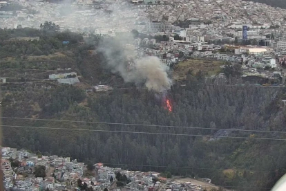 El incendio fue reportado este miércoles 16 de septiembre en el sector de La Tola, en la avenida Velasco Ibarra, en Quito. El fuego se registra en el mismo punto donde ocurrió otro incendio días atrás.