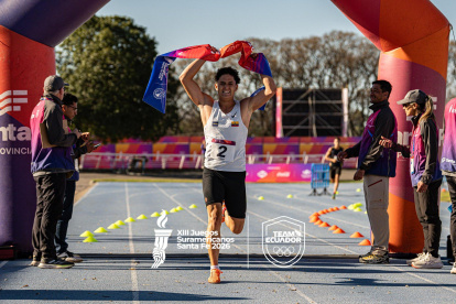 Bayardo Naranjo celebra su triunfo en los Juegos Suramericanos 2026.