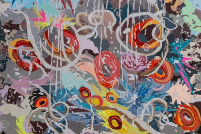 Animales, flores y otras formas orgánicas se cruzan con referencias provenientes del cómic y con composiciones abstractas en la obra de la artista.