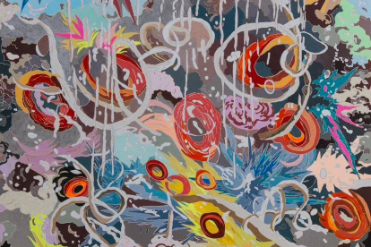 Animales, flores y otras formas orgánicas se cruzan con referencias provenientes del cómic y con composiciones abstractas en la obra de la artista.