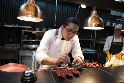 Juan Sebastián Gallardo prepara uno de los bocados del Kitchen Theater, el espacio donde los procesos de experimentación de Zero Lab ocurren frente a los comensales.