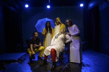 El elenco de El hablante de las sillas da vida a dos universos que transcurren en paralelo y terminan conectándose a lo largo del montaje.