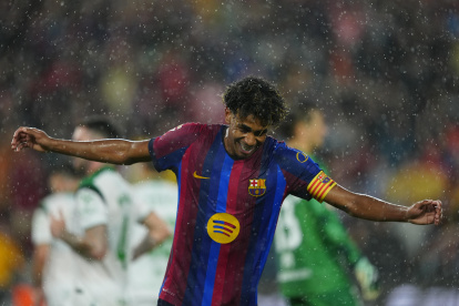 El delantero del Barcelona Lamine Yamal celebra tras marcar el 7-2, al Racing de Santander.