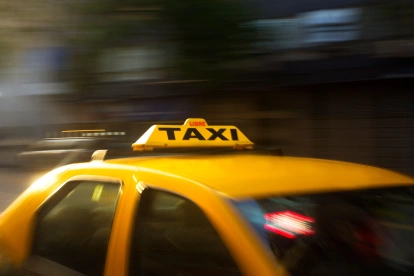 El vehículo en el que se movilizaba el taxista sufrió daños durante el siniestro registrado en La Floresta.