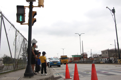 Los 40 resaltos parabólicos serán instalados en 3,9 kilómetros de la avenida Teodoro Alvarado Oleas.