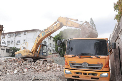 Municipio de Guayaquil notifica por retiro irregular de escombros.