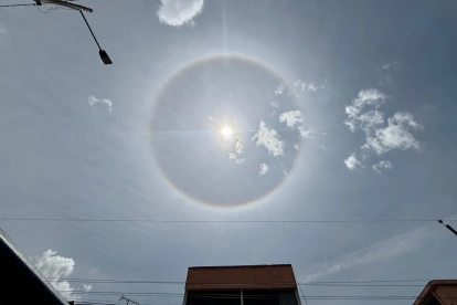 El halo solar visto desde el estadio del Aucas, este 24 de septiembre de 2026.