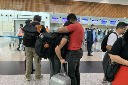 El aeropuerto se convierte en un punto de partida para quienes contemplan dejar Guayaquil en busca de nuevas oportunidades.
