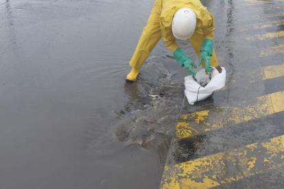 Cuadrillas permanecen activas ante los puntos de acumulación de agua registrados durante las lluvias en Guayaquil.