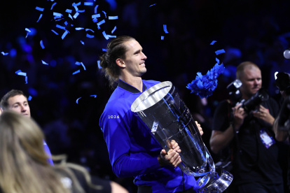 Alexander Zverev levanta la copa de campeón de la Copa Laver.