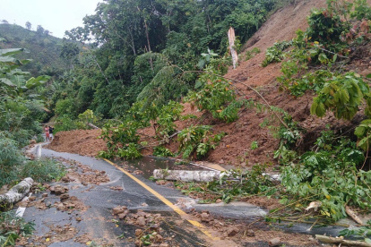 Las fuertes lluvias provocaron un deslizamiento de tierra que colapsó una vía en la zona rural de Quinindé.