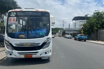 Bus se pasó el semáforo en rojo en Urdesa y la ATM lo multó con $144.