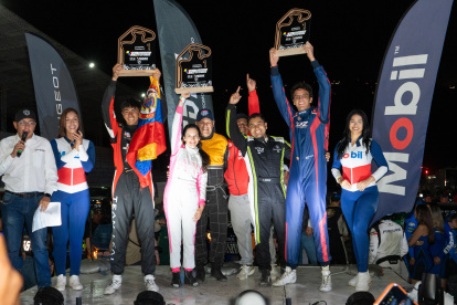 Los Ron (c), durante la premiación realizada en el Autódromo Internacional José Tobar Tobar.