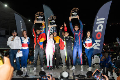 Los Ron (c), durante la premiación realizada en el Autódromo Internacional José Tobar Tobar.