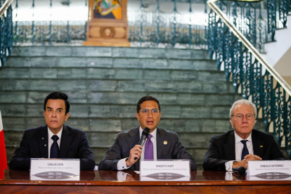 El canciller de Ecuador Roberto Kury (c) habla luego de que Ecuador entregará a Perú la presidencia pro tempore de la CAN para el periodo 2026-2027.