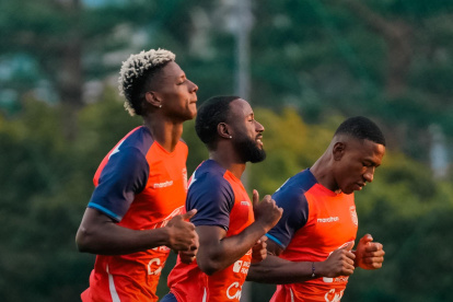 Angulo, Yeboah y Estupiñán jugadores de Ecuador.