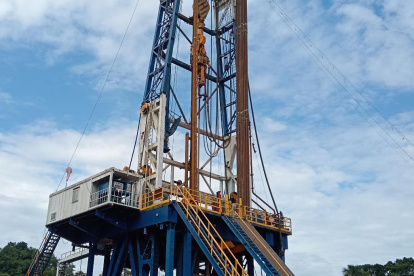 Una torre para la producción de petróleo en Ecuador.