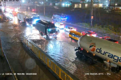 La lluvia registrada la tarde y noche del viernes 2 de octubre dejó calles anegadas y acumulación de agua en al menos 12 puntos de Guayaquil.