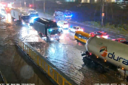 La lluvia registrada la tarde y noche del viernes 2 de octubre dejó calles anegadas y acumulación de agua en al menos 12 puntos de Guayaquil.