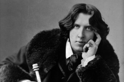 Oscar Wilde nació en 1854 y falleció en 1900. Fue periodista, escritor y poeta, y es considerado uno de los dramaturgos más destacados del Londres victoriano tardío.