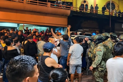 El operativo en la Bahía generó cuestionamientos entre los comerciantes. Hubo quienes pidieron, en cambio, que se realicen para poner orden y darle seguridad al secgtor.