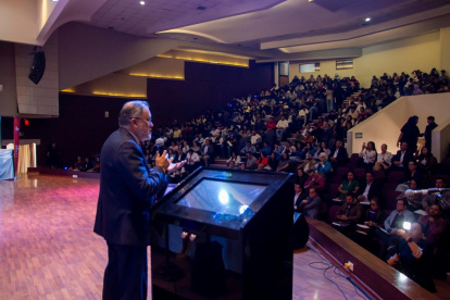 Raúl Jaramillo, director ejecutivo del INIAP, durante la apertura del primer Simposio Científico FIASA 2026, que reunió a más de 500 asistentes.