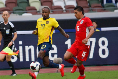 John Yeboah (i) mejoró el ataque tricolor con su ingreso en el segundo tiempo.
