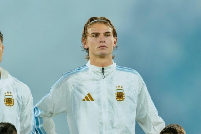 Nicolás Paz, zurdo y de buen manejo de balón, es señalado como una de las opciones para asumir el enorme desafío del 10 argentino.