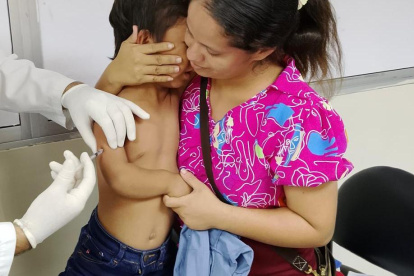 Los tres niños que recibieron por primera vez el tratamiento para la acondroplasia en Ecuador.