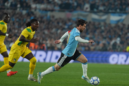 Lionel Messi de Argentina controla el balón en un partido Amistoso Internacional entre Argentina y Benín en el estadio Monumental, en Buenos Aires (Argentina).