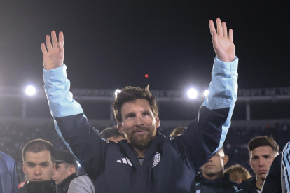 Lionel Messi de Argentina se despide de aficionados al final de un partido ante Benín en el estadio Monumental, en Buenos Aires (Argentina).