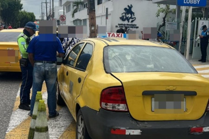 Taxi es trasladado a un centro de retención tras video viral en Guayaquil.