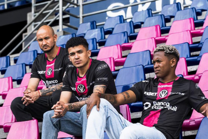 Independiente del Valle modelando la nueva camiseta 2026.
