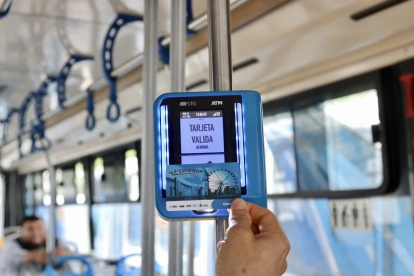La instalación de los equipos para el pago electrónico comenzó en los buses urbanos de Guayaquil.