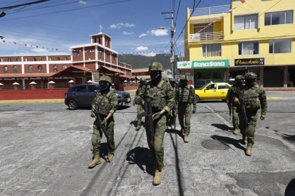 Militares de la Brigada Galápagos recorren el centro de la Comuna de Lumbisí.