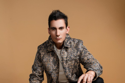 Alfonso Barek Orti, conocido artísticamente como Barek, es un cantautor, productor musical y empresario.