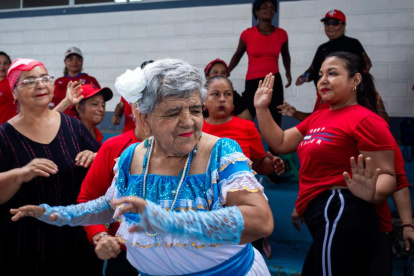 Adultos mayores participaron con presentaciones de danza y folclore durante el Festival Guayaco Octubrino en el CAMI Guasmo.