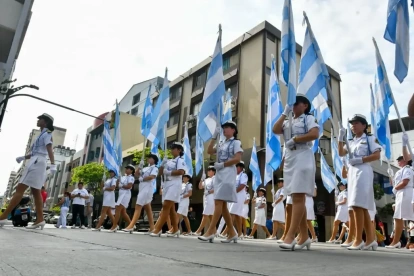Bandas musicales, bastoneras y delegaciones estudiantiles de distintas ciudades del país protagonizaron la jornada, acompañadas por familias y visitantes.