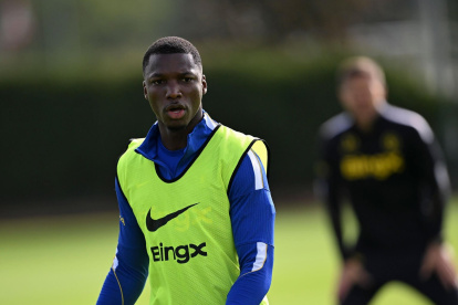 La fuerza de Ecuador en Inglaterra. Moisés Caicedo se prepara para el desafío ante Bournemouth, en un partido clave para las aspiraciones del Chelsea.