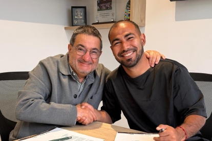 Juniors Sornoza y el directivo Santiago Morales de IDV.