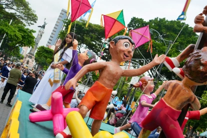 Desfile: Siete carros alegóricos recorrieron el centro de Guayaquil durante las celebraciones por sus 206 años de independencia.